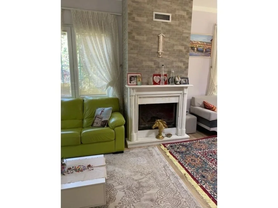 Tirane, shitet Vile 4+1+Ballkon , 400 m² (Peze te Vogel)