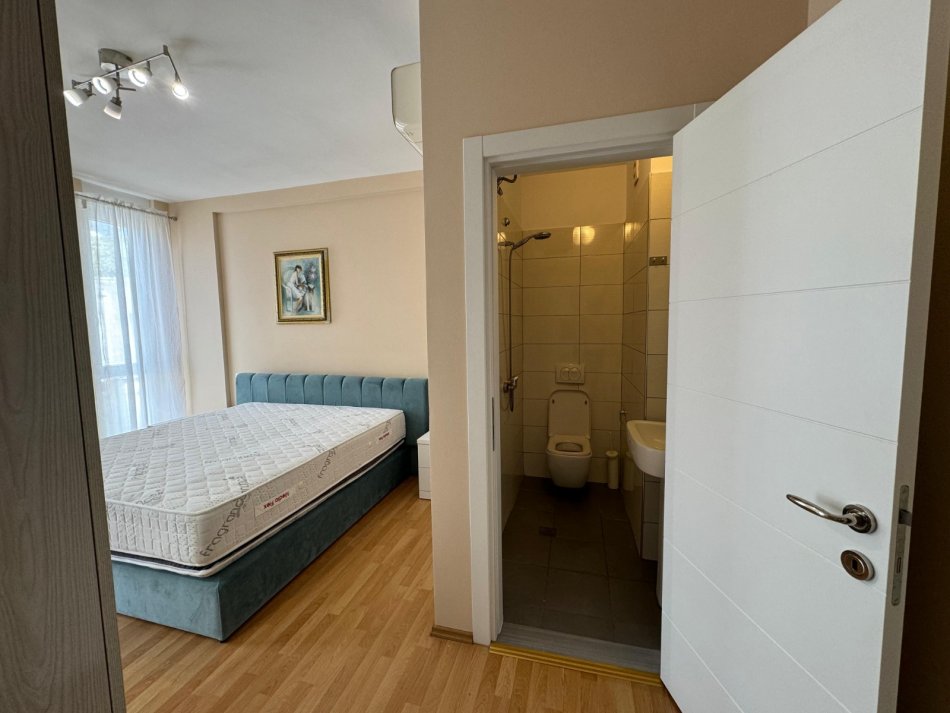 Tirane, jepet me qera apartament 2+1+Ballkon Kati 5, 96 m² 750 € (Rruga Frederik Shiroka)