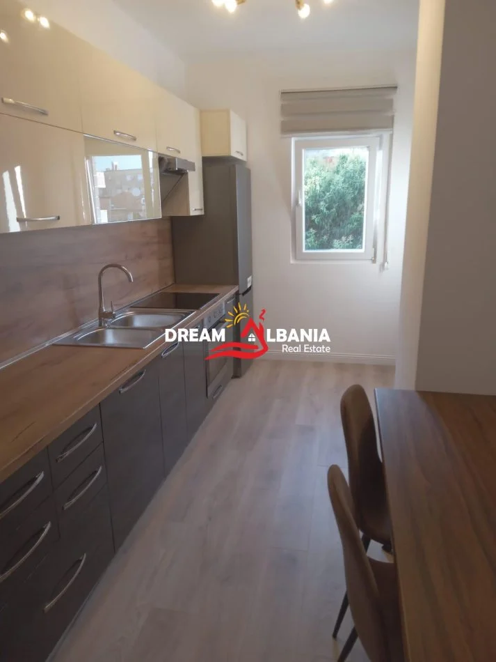 Tirane, jepet me qera apartament 2+1 Kati 2, 100 m² 700 € (Xhamlliku)