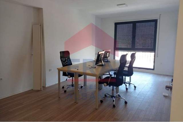 Tirane, jepet me qera zyre Kati 4, 60 m² 500 Euro,Komuna e Parisit (Afer Kompleksit Dinamo)
