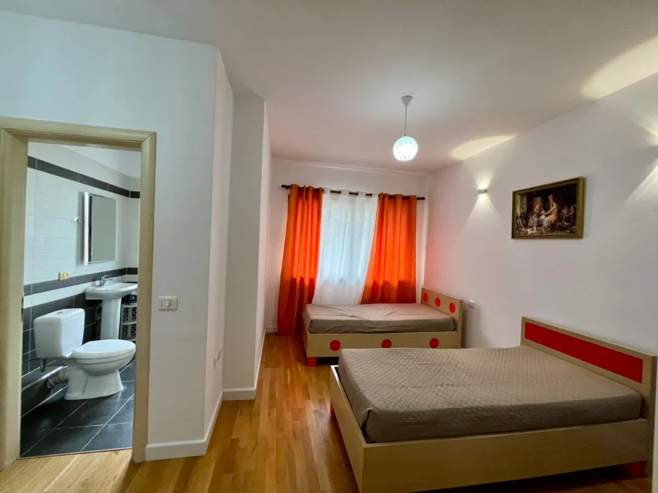 Tirane, shitet apartament 2+1+Ballkon Kati 4, 110 m² 180.000 € (Bulevardi Migjeni)