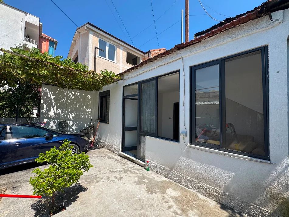 Tirane, jepet me qera 2+1 , 