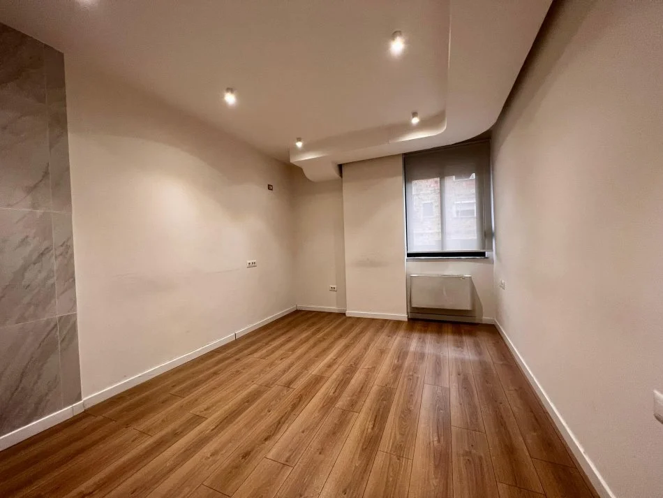 Tirane, jepet me qera apartament 3+1 Kati 3, 137 m² 950 € (MYSLYM SHYRI)