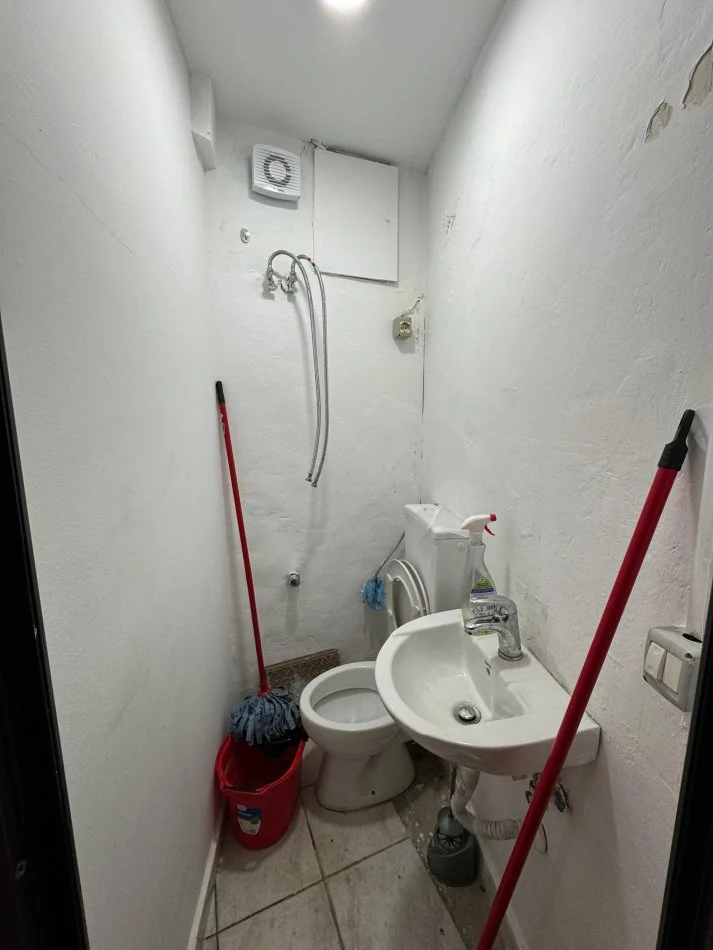 Tirane, jepet me qera ambjent biznesi Kati 0, 16 m² 350 € (Fortuzi)