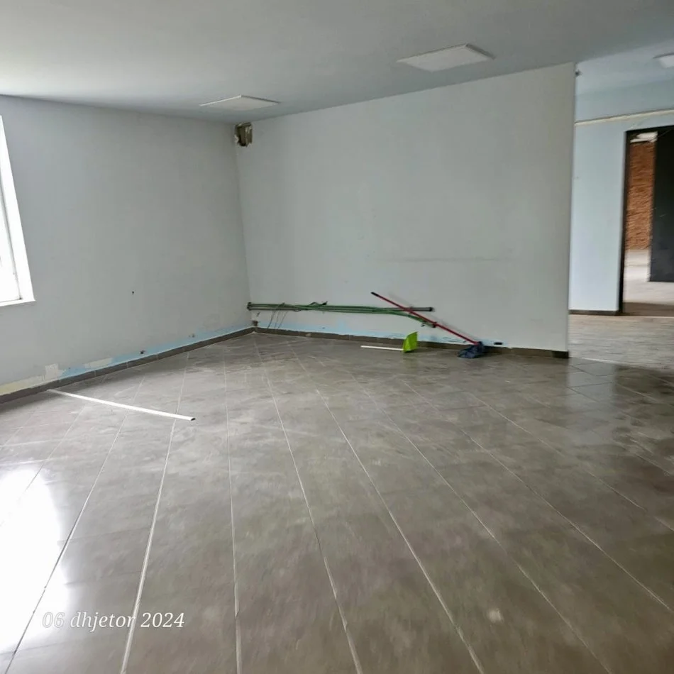 Tirane, jepet me qera ambjent biznesi Kati 1, 850 m² 2.500 Euro (Kombinat)