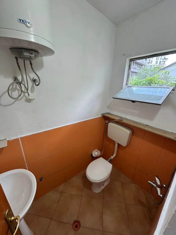 Tirane, jepet me qera garsonier 1+1 Kati 0, 250 €