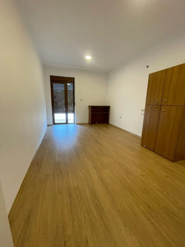 Tirane, jepet me qera apartament 2+1+Ballkon Kati 5, 125 m² 600 € (Irfan Tomini , Pallati Insig)