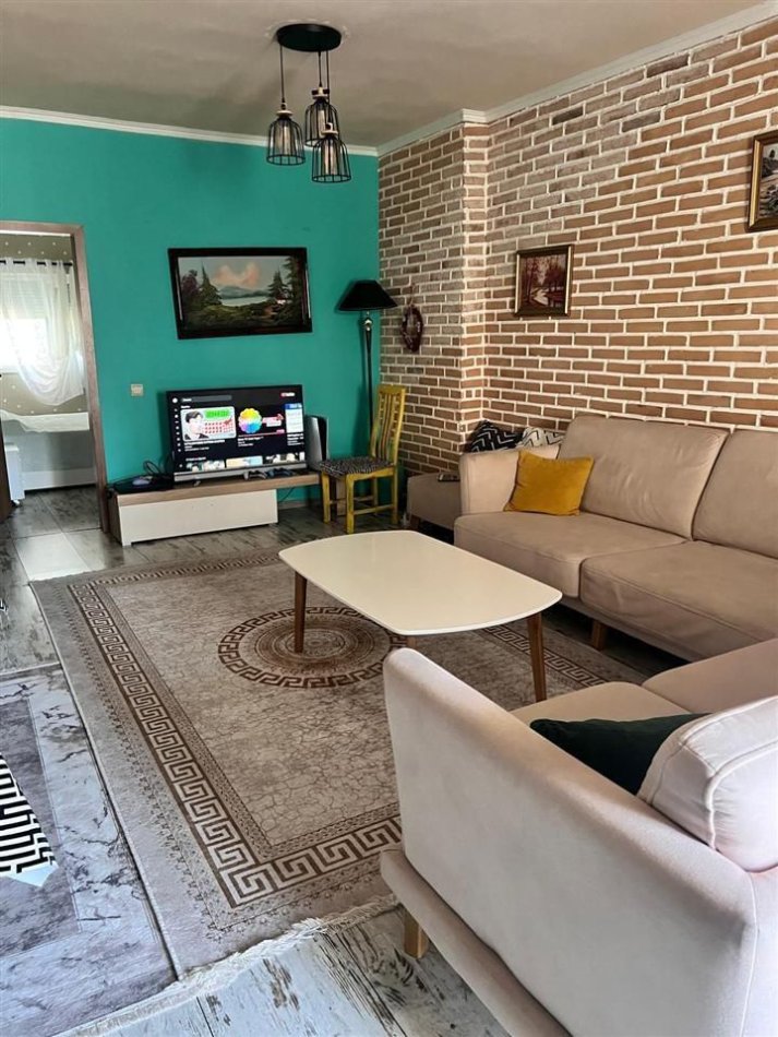 Shqiperi, jepet me qera apartament 2+1+Ballkon Kati 8, 100 m² 660 € (Komuna e Parisit)