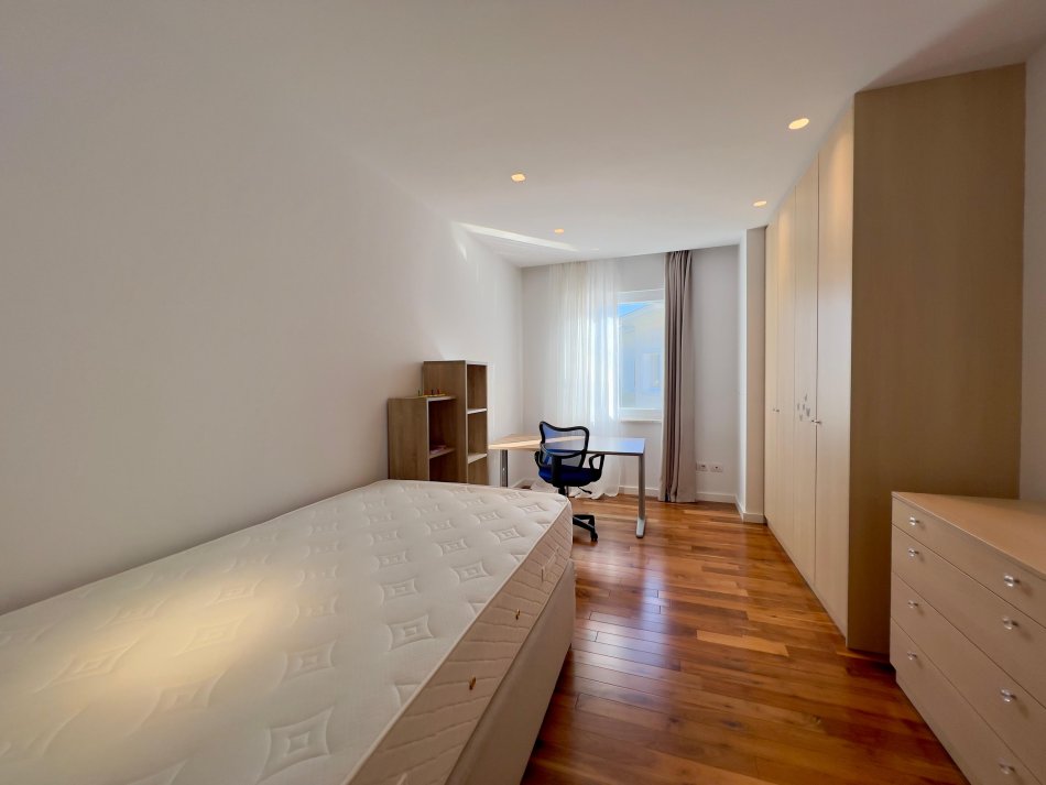 Tirane, jepet me qera Vile 5+1+Aneks+Ballkon , 593 m² 4.500 € (teg)