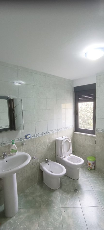 Tirane, jepet me qera apartament 3+1+Ballkon Kati 4, 132 m² 900 € 
