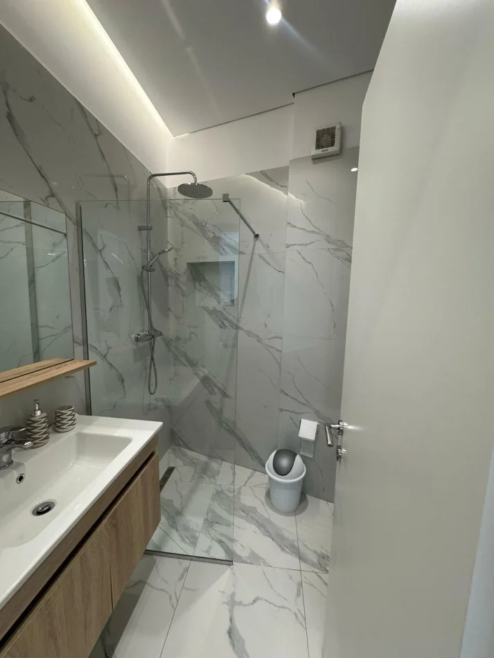 Tirane, jepet me qera apartament 1+1 , 70 m² 600 € (Beniamin kruta)