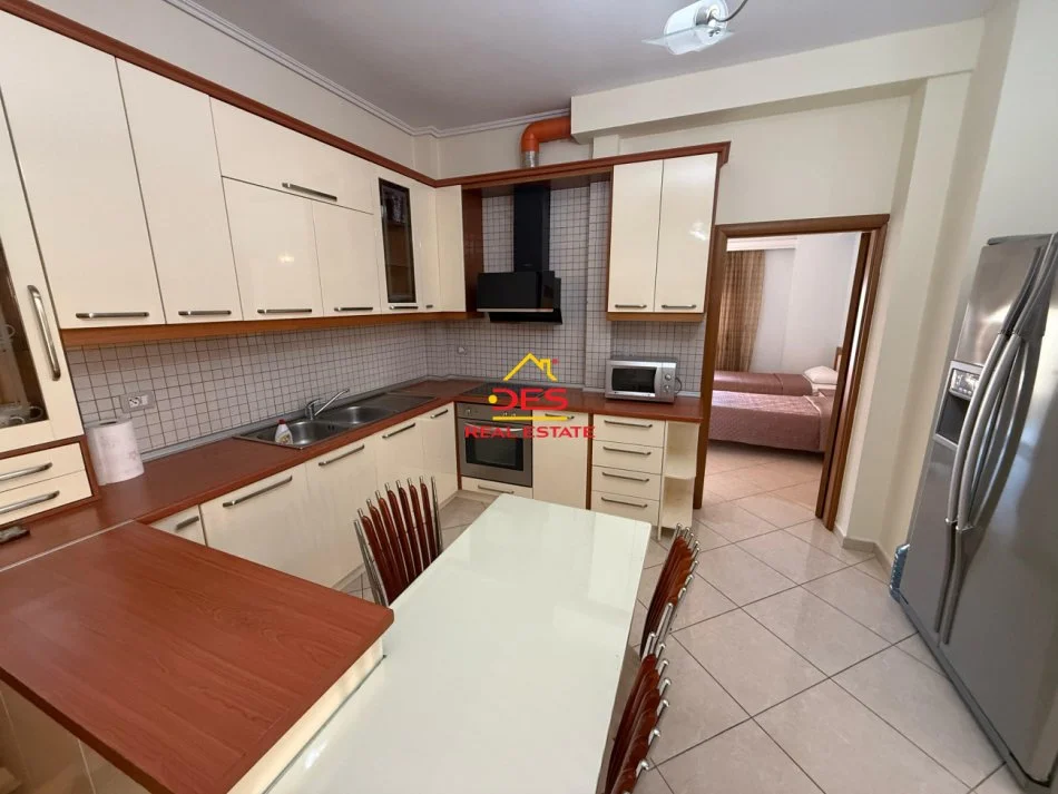 Vlore, shitet apartament 3+1+Ballkon Kati 6, 145 m² 200.000 € (Rruga Hasan Kushta)