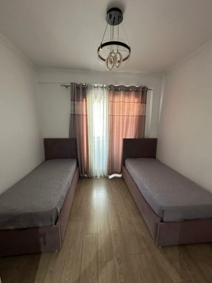 Tirane, jepet me qera apartament 3+1+Ballkon Kati 8, 112 m² 900 € (Unaza e Re)