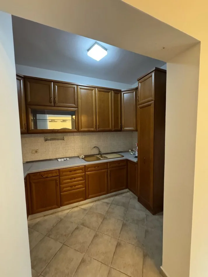 Tirane, jepet me qera apartament 2+1+Ballkon Kati 2, 130 m² 700 € (rruga Qemal Stafa)