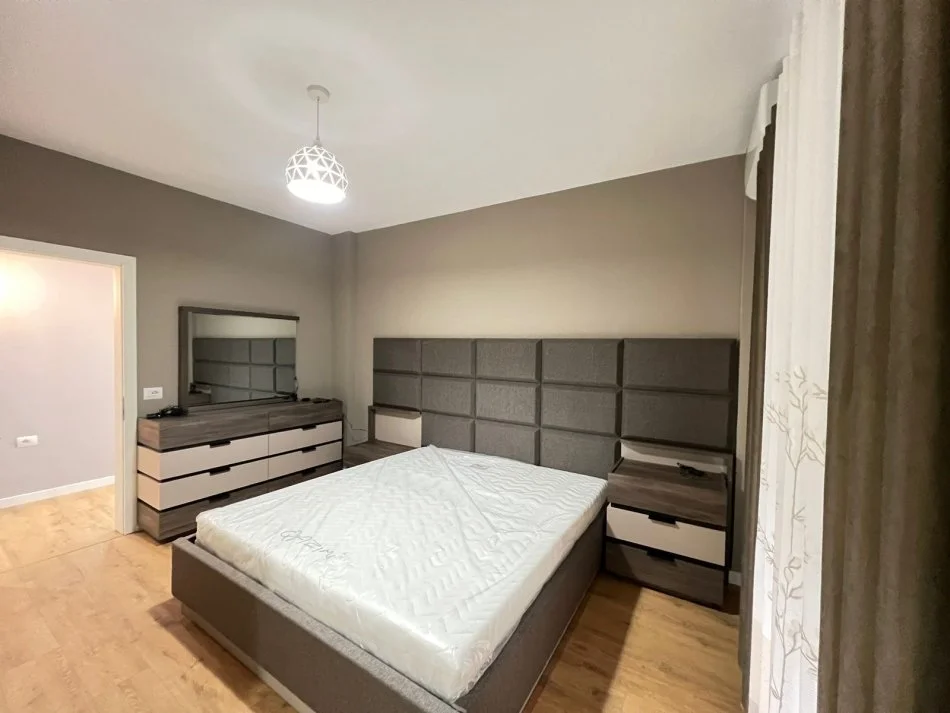 Tirane, jepet me qera apartament 2+1 Kati 2, 150 m² 800 € (Kopshti botanik)