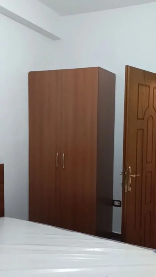 Tirane, jepet me qera apartament 1+1+Ballkon Kati 3, 60 m² 400 € (rruga 5 Maj)