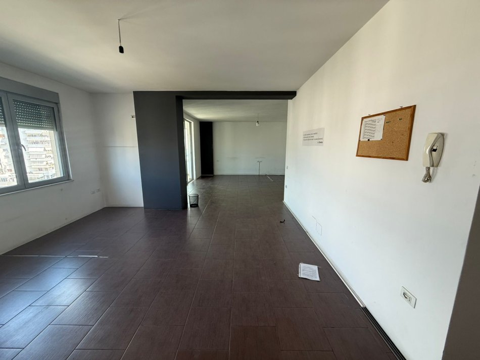 Tirane, jepet me qera zyre Kati 6, 116 m² 700 € (Zogu i Zi)