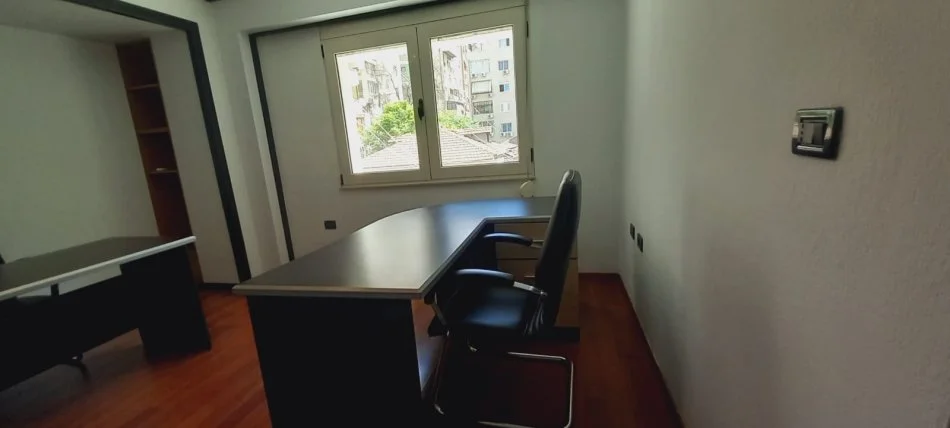 Tirane, jepet me qera Kati 2, 156 m² 2,000 € (Jepet per Qira Zyre ne Bllok , Tirane !)