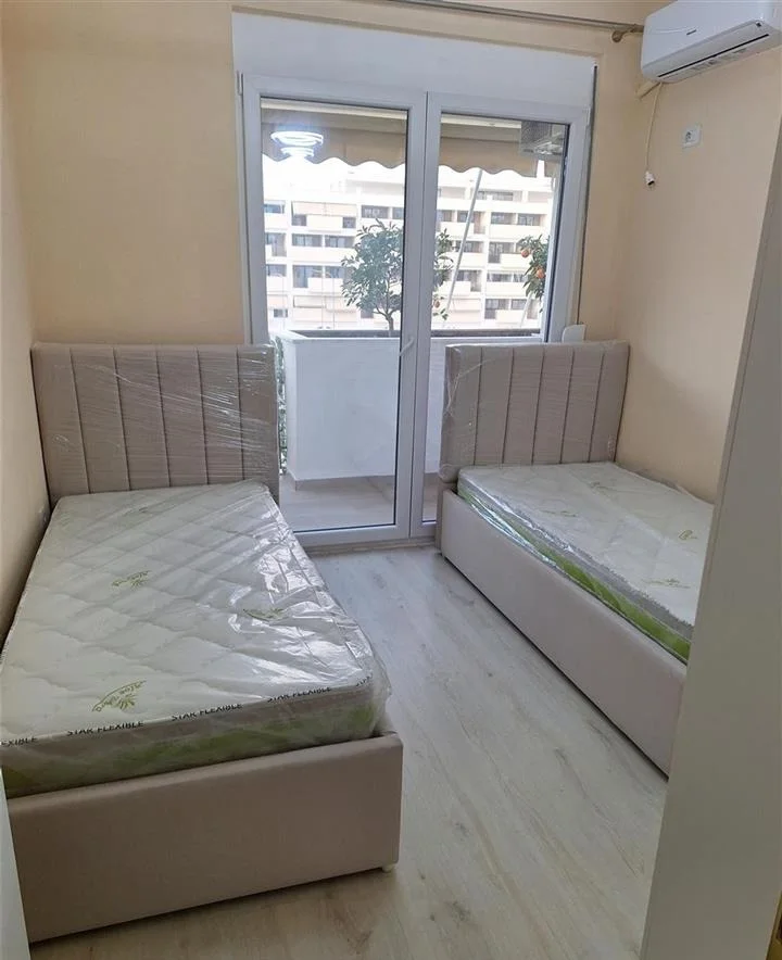 Tirane, jepet me qera apartament 2+1+Ballkon Kati 2, 120 m² 500 € (rruga 5 Maj)