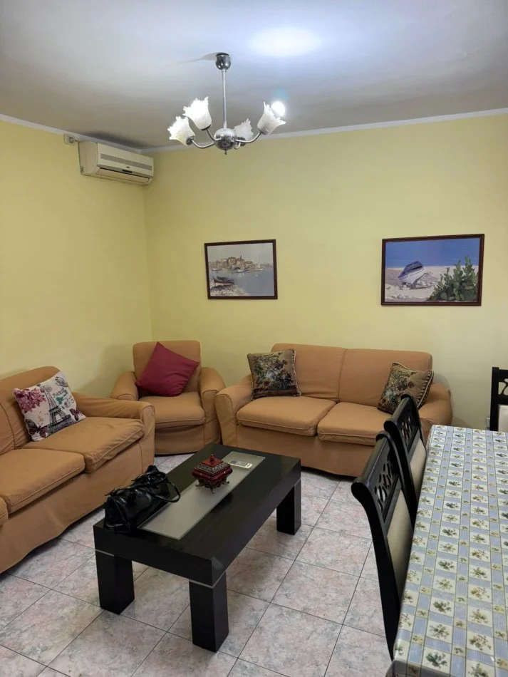 Tirane, jepet me qera apartament 2+1+Ballkon Kati 4, 80 m² 500 € (rruga Elbsanit)