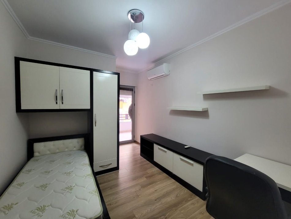Tirane, jepet me qera apartament 2+1+Aneks+Ballkon Kati 3, 119 m² 700 € (liqeni i that)
