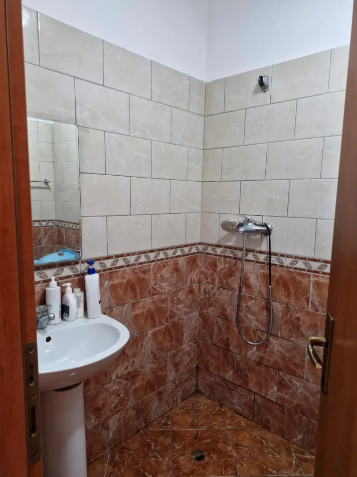 Tirane, jepet me qera apartament 1+1 Kati 3, 50 m² 550 € (Ish parku)