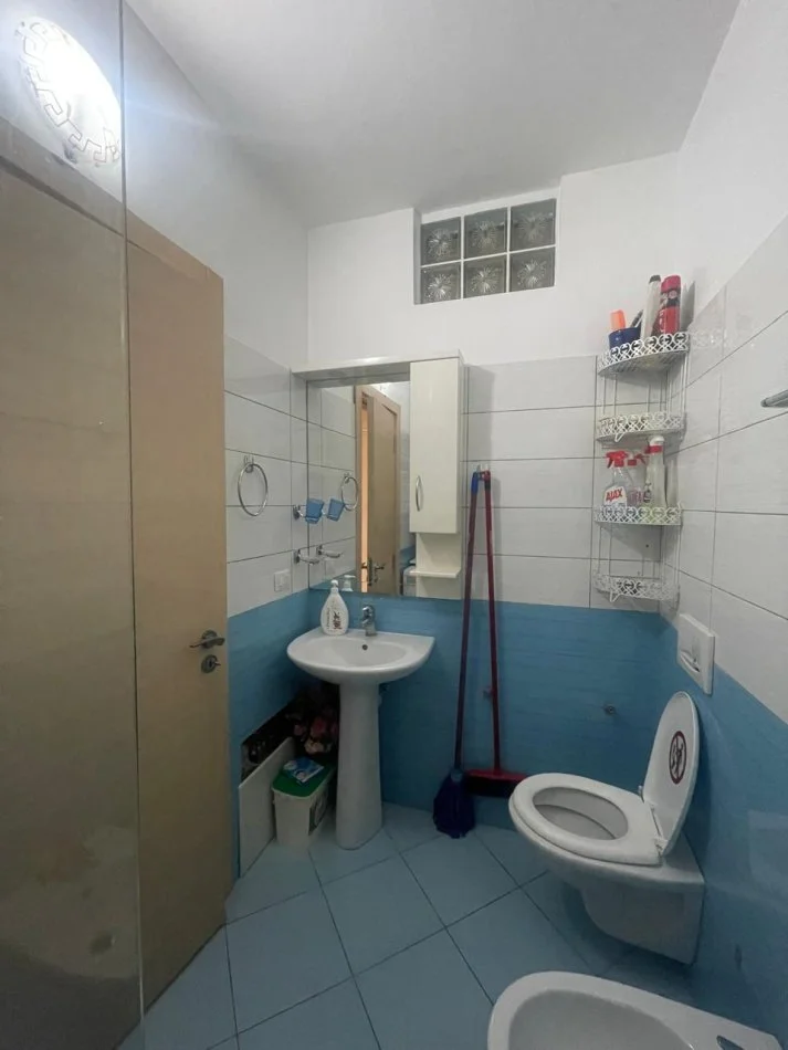 Tirane, jepet me qera apartament 1+1+Ballkon Kati 4, 65 m² 350 € 