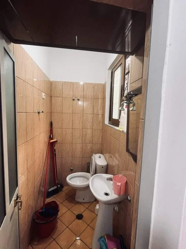 Tirane, shes apartament 1+1 Kati 1, 65 m² 87.000 Euro (Medreseja)