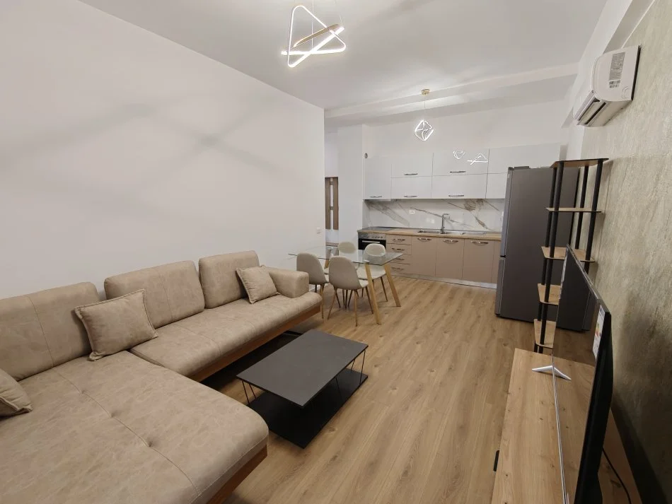 Tirane, jepet me qera apartament 1+1 Kati 2, 65 m² 450 € (Muhamet deliu)