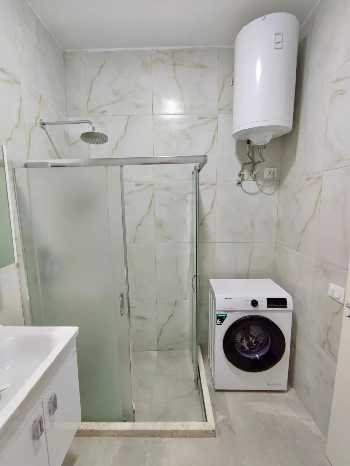 Tirane, jepet me qera apartament 2+1+Ballkon Kati 4, 500 € (Kompleksi Mangalem)
