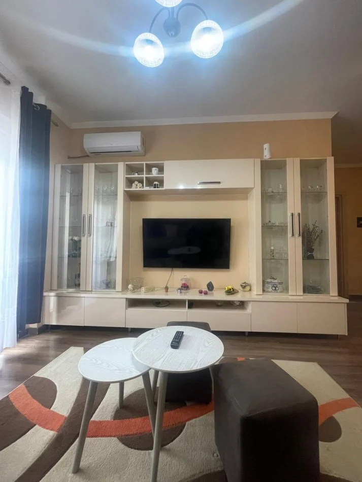 Tirane, jepet me qera apartament 1+1+Ballkon Kati 4, 65 m² 350 € 