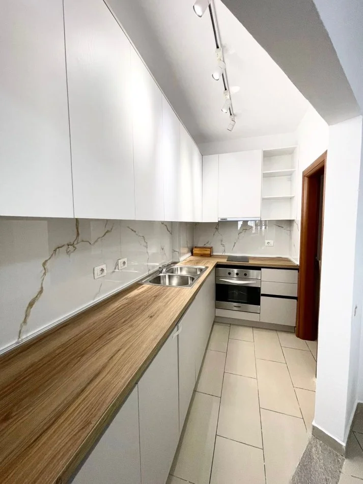 Tirane, jepet me qera 2+1+Ballkon , 600 € 