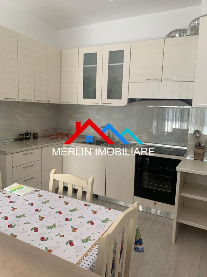 Tirane, jepet me qera apartament 3+1 Kati 5, 105 m² 600 € (RRUGA ALEKSANDER MOISIU,KINOSTUDIO)