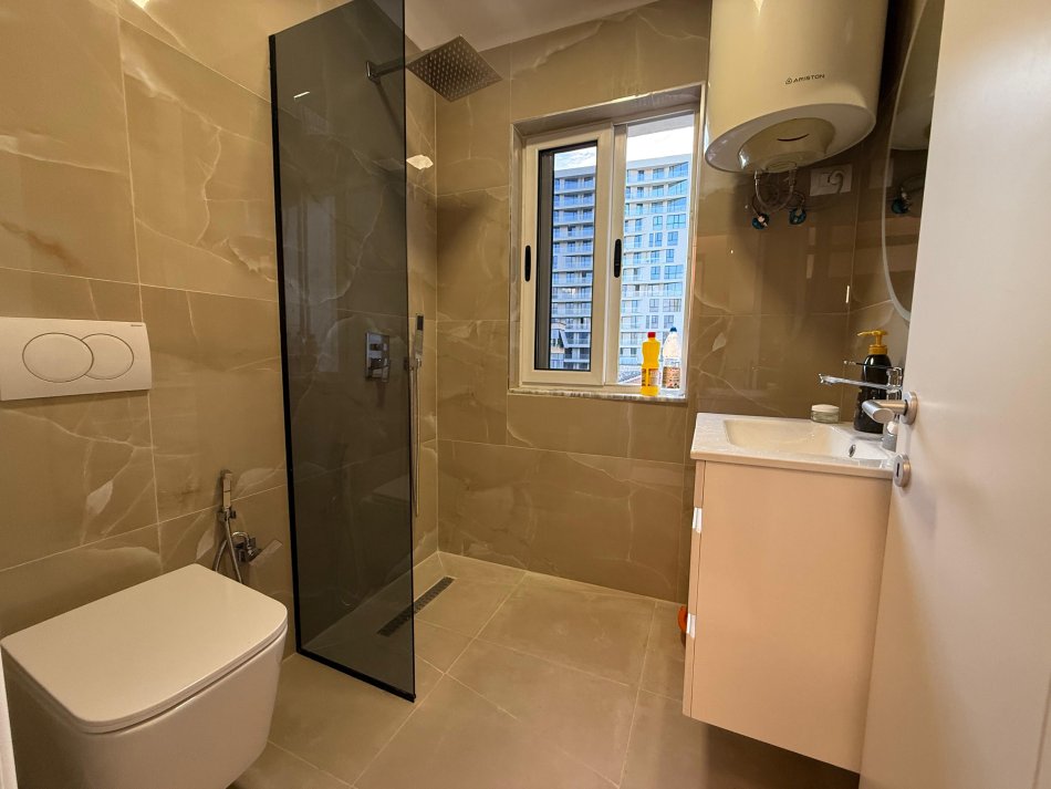 Tirane, jepet me qera apartament 1+1+Ballkon Kati 4, 60 m² 650 € (Mine peza)