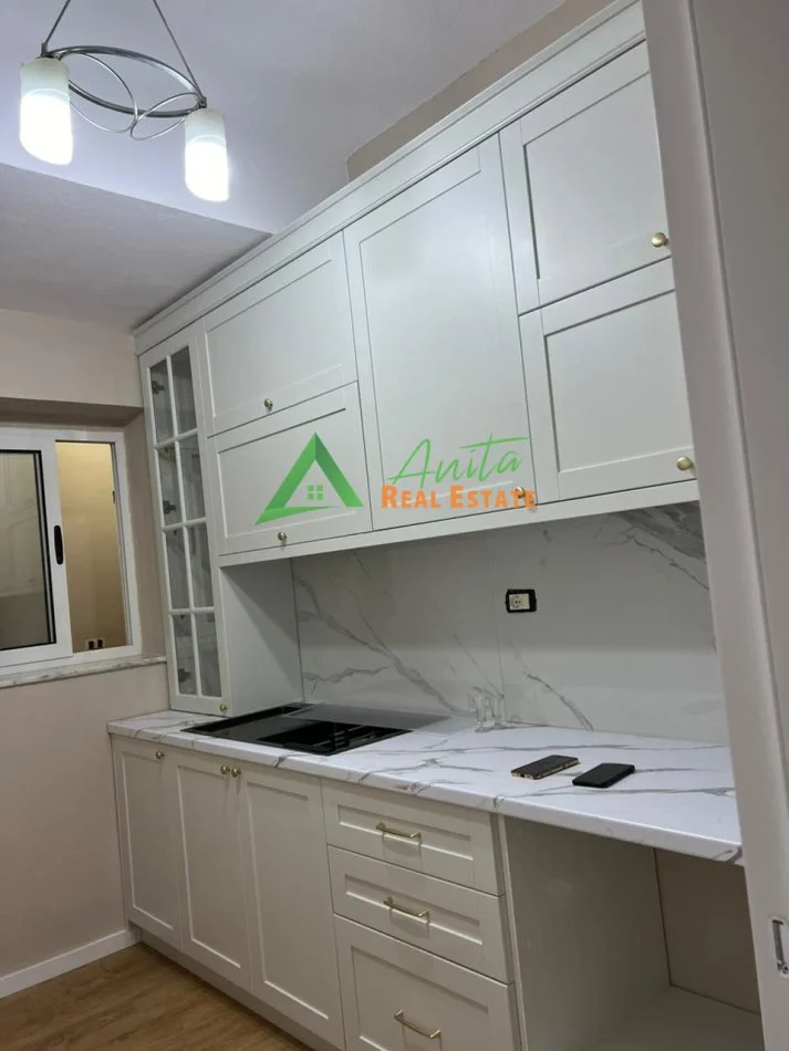 Tirane, jepet me qera apartament 1+1+Ballkon Kati 1, 65 m² 500 €