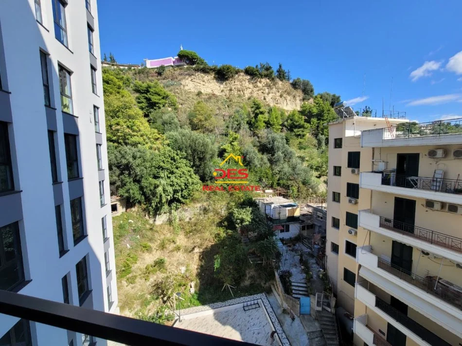 Vlore, jepet me qera apartament 1+1+Ballkon Kati 5, 70 m² 600 € (Rruga Sadik Zotaj)