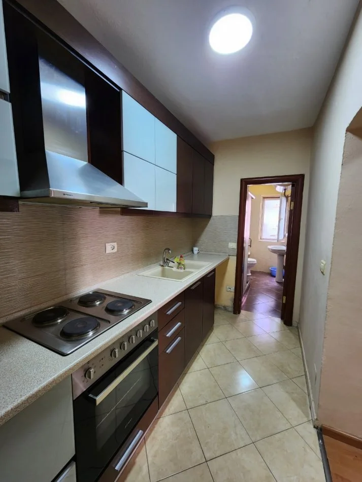 Tirane, jepet me qera apartament 2+1+Ballkon Kati 3, 88 m² (prane Gjykates se Apelit)