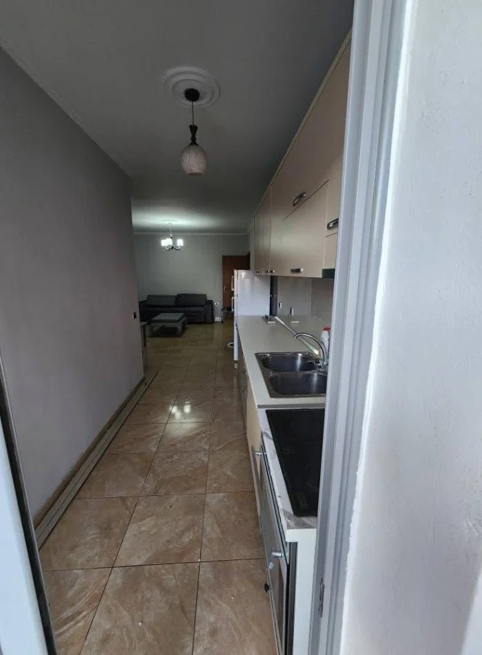 Tirane, jepet me qera apartament 1+1+Ballkon Kati 3, 77 m² 350 € (Foto Xhavella)