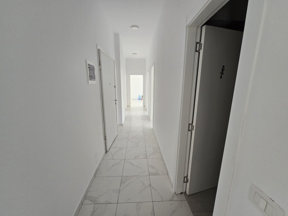 Tirane, jepet me qera zyre Kati 2, 110 m² 1.000 € (NSHRAKU)
