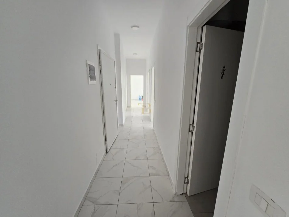 Tirane, jepet me qera ambjent biznesi Kati 2, 110 m² 1.000 € 