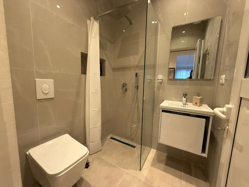 Tirane, jepet me qera apartament 1+1+Ballkon Kati 4, 57 m² 750 € (Rruga Myslym Shyri)