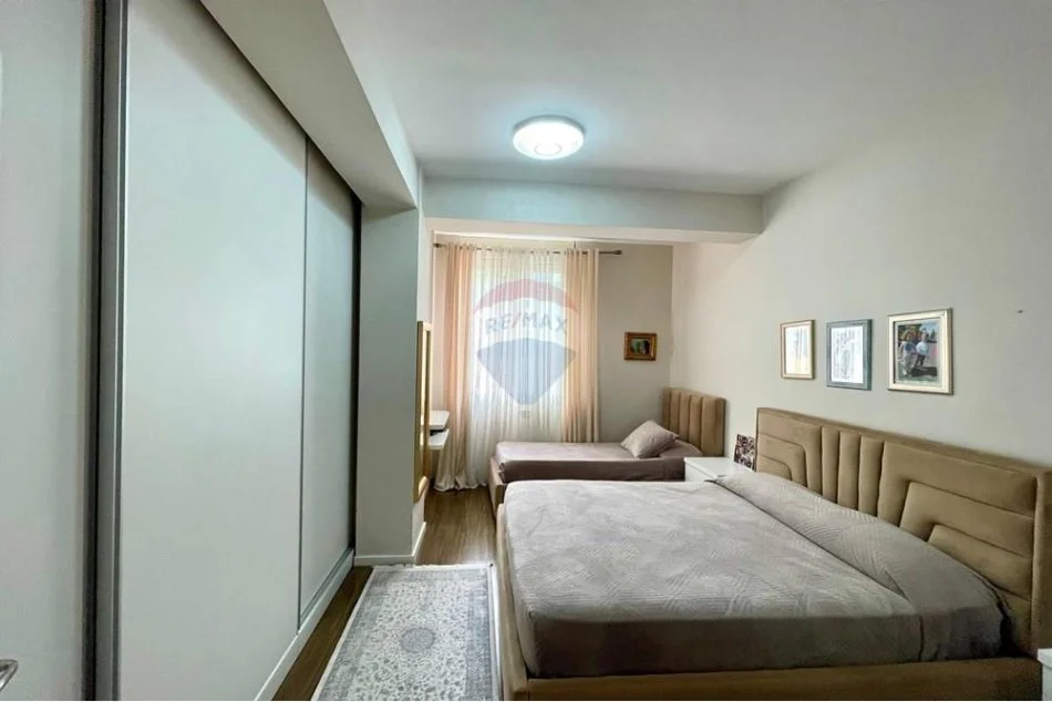 Tirane, jepet me qera apartament 2+1+Ballkon Kati 5, 120 m² 950 € 