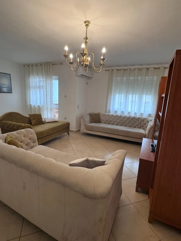 Tirane, jepet me qera apartament 5+1+Ballkon Kati 5, 102 m² 900 € 