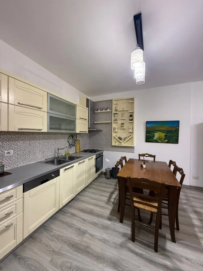 Tirane, jepet me qera apartament 2+1 Kati 1, 100 m² 650 € (Don Bosko)