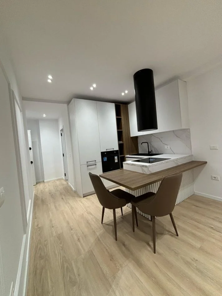 Tirane, jap me qera apartament 1+1 Kati 6, 500 € (Astir)