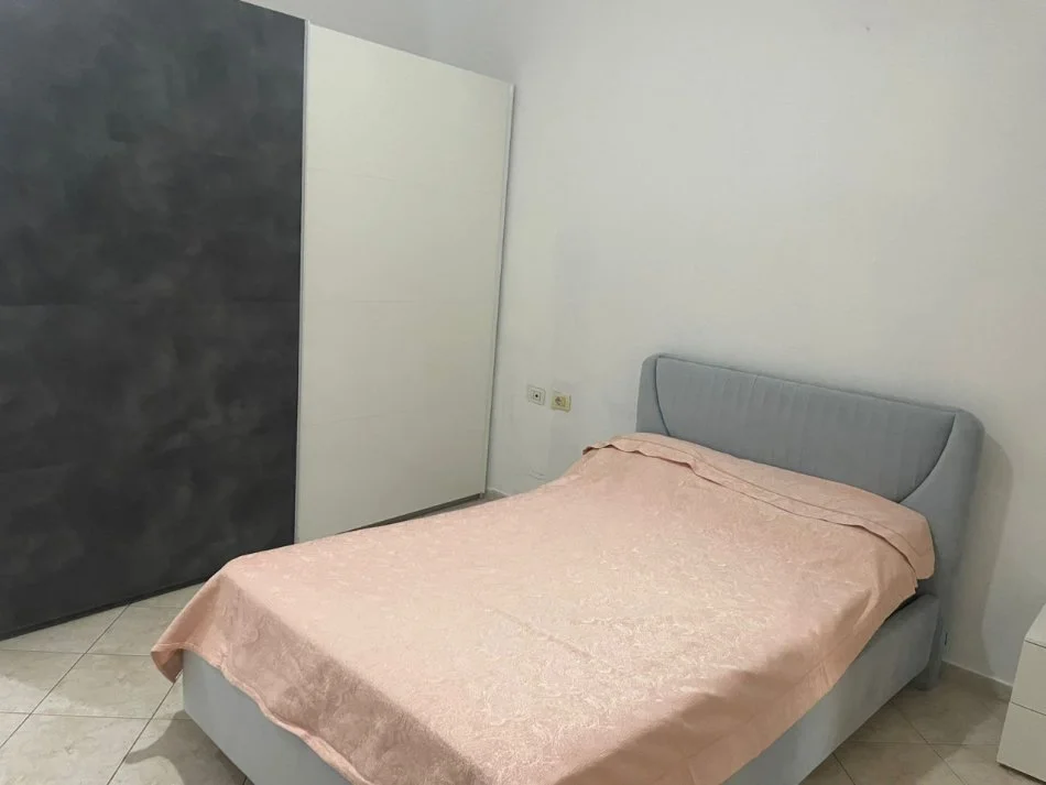 Tirane, jepet me qera apartament 2+1 Kati 2, 93 m² 500 € (rruga Bill Klinton)