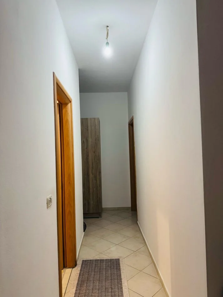 Tirane, jepet me qera apartament 1+1+Ballkon Kati 2, 65 m² 65 € (rruga Bill Klinton)