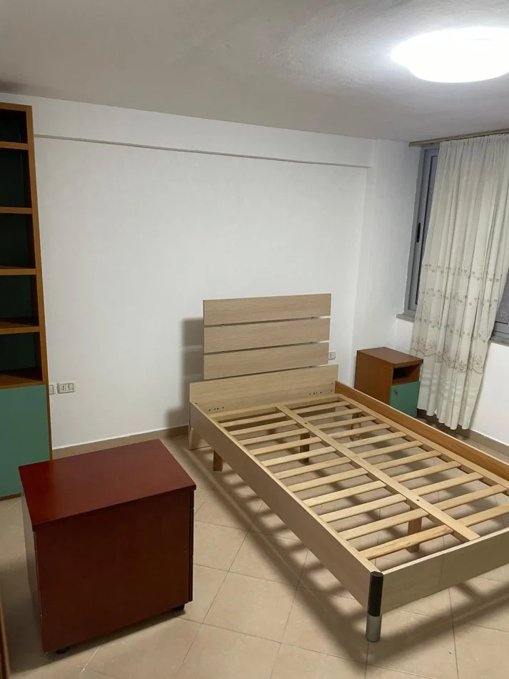 Tirane, jepet me qera apartament 2+1+2+2 SHKOLLA E KUQE,Kati 2, 102 m² 60.000 Leke