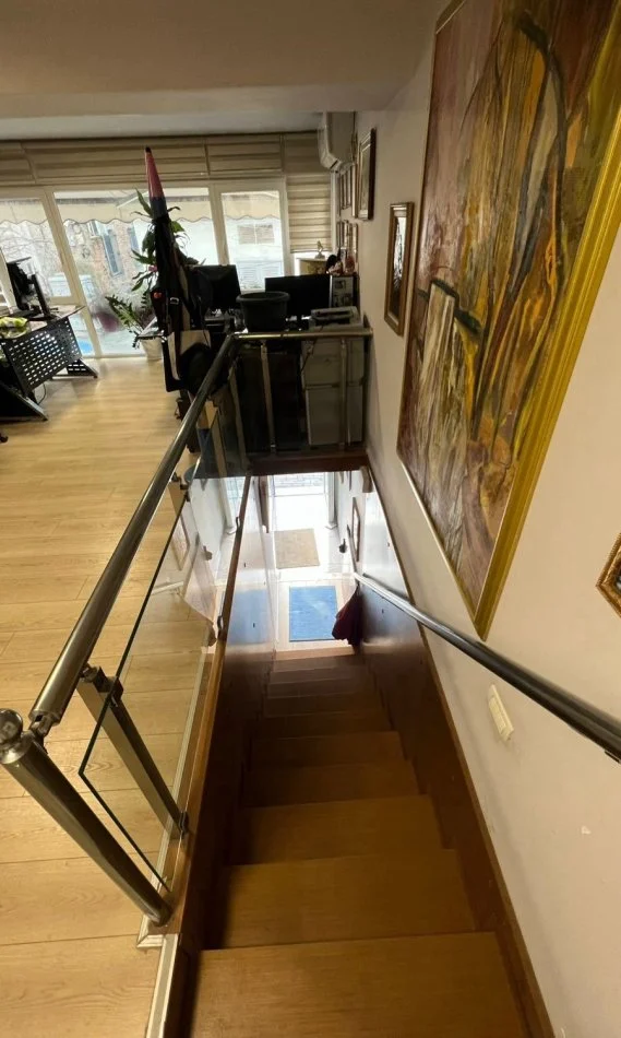 Tirane, jepet me qera zyre + i post parkimi i perfshire ne cmim - Kati 1, 55 m² 800 € (Rruga Sulejman Delvina)