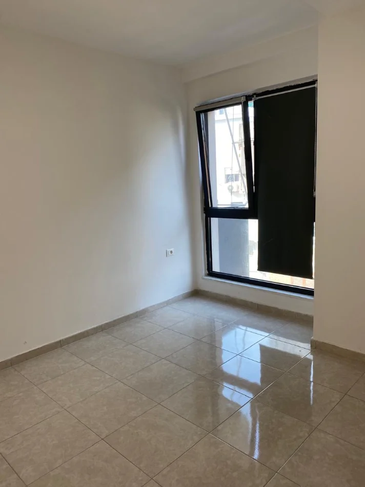 Tirane, jepet me qera zyre Kati 3, 89 m² 750 € (pazari i ri)